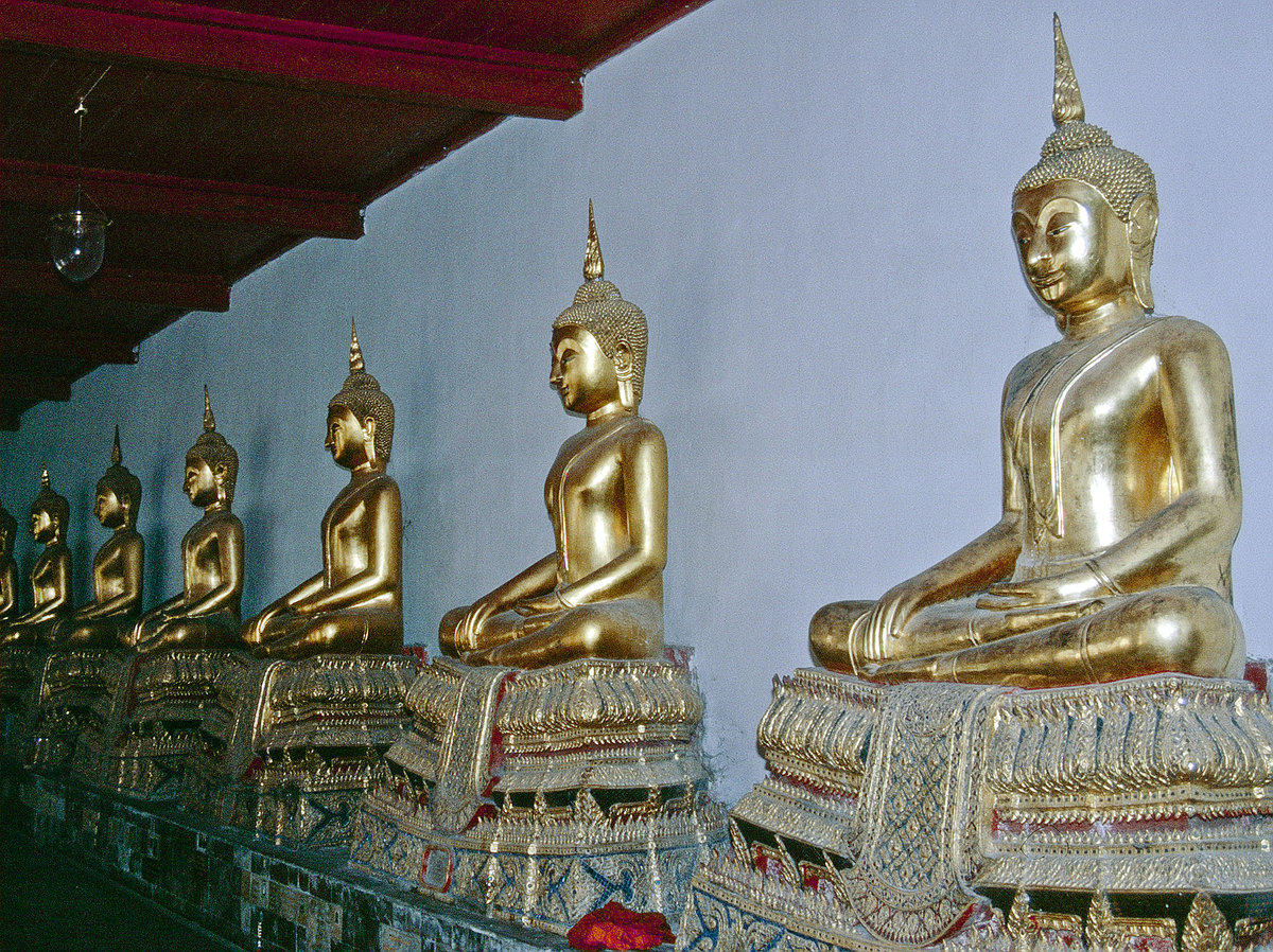 BNuddha-Statuen in Wat Phra Kaeo in Bangkok. Bild vom Dia. Aufnahme: Februar 1989.