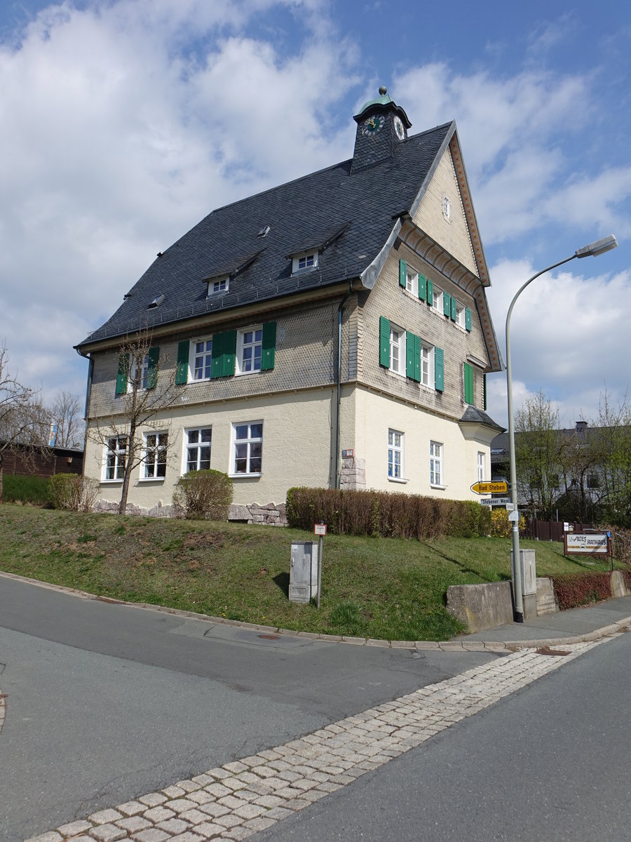 Bobengrn, altes Rathaus, zweigeschossiger Satteldachbau mit Erker und Dachreiter, erbaut 1912 (14.04.2017)