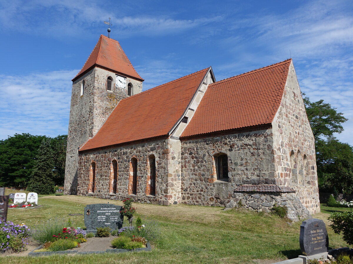 Boberow, evangelische Kirche, Feldsteinkirche erbaut um 1300 (21.06.2026)