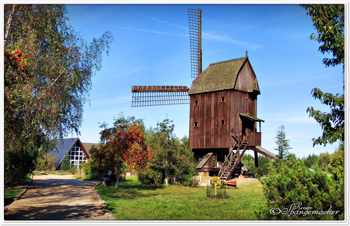 Bockwindmhle aus Niedersachsen im Mhlen-Park (Mhlenmuseum) Gifhorn. September 2013. 