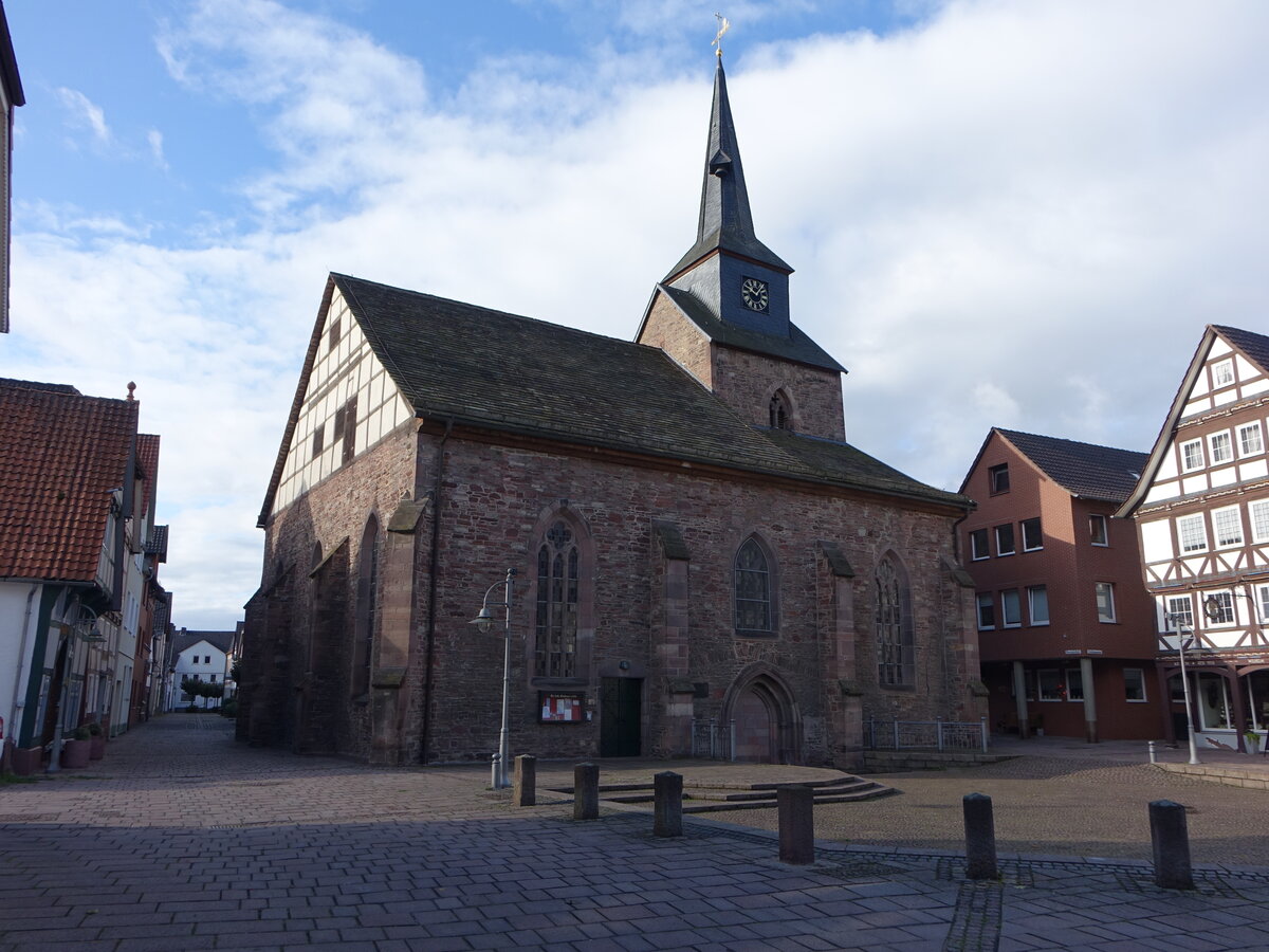 Bodenwerder, Stadtkirche St. Nicolai, dreischiffige gotische Hallenkirche, erbaut im 14. Jahrhundert (06.10.2021)