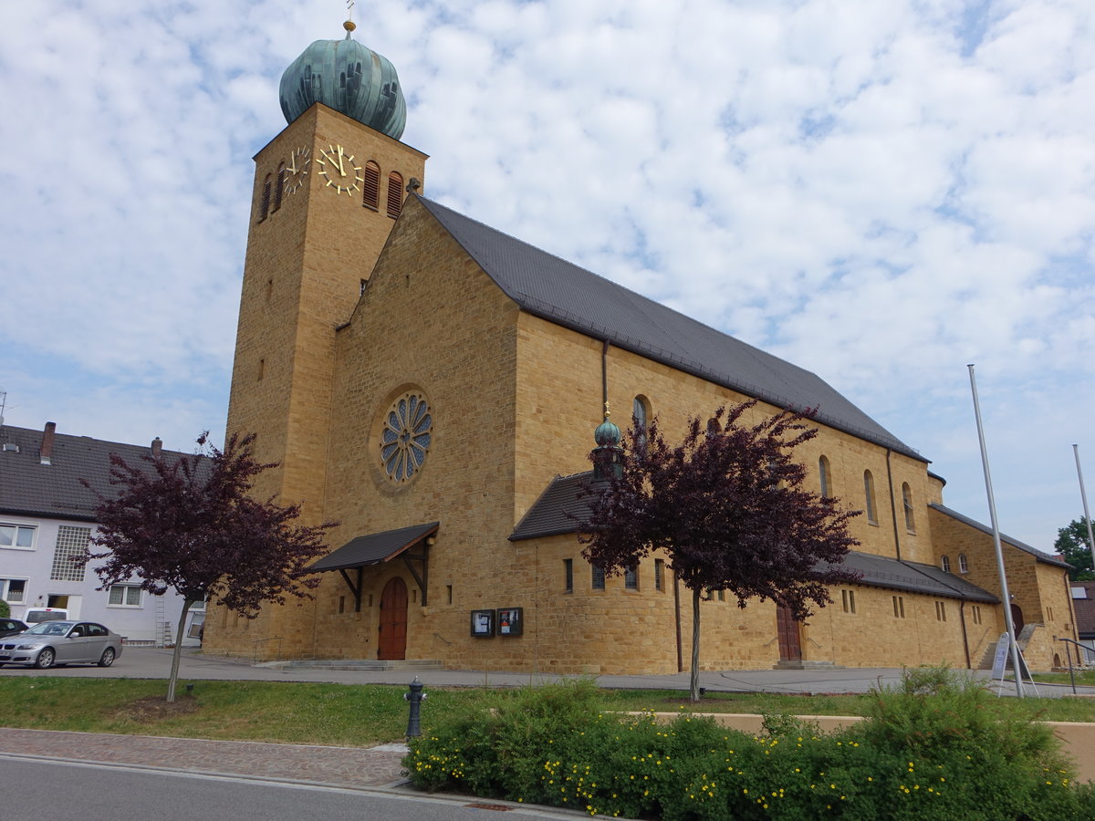 Bodenwhr, kath. Pfarrkirche St. Barbara, erbaut von 1948 bis 1950 durch Hans Beckers (03.06.2017) 