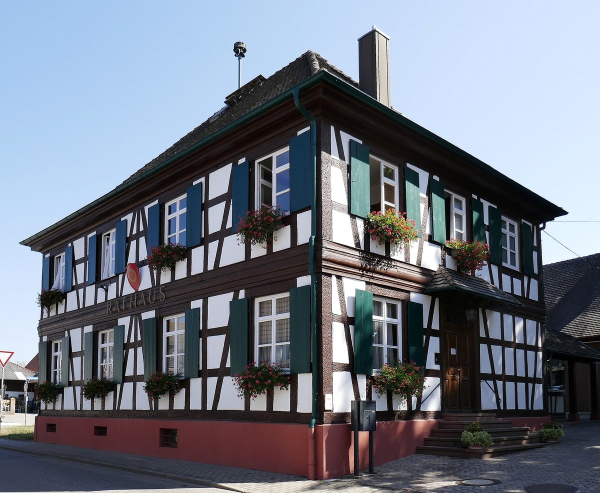 Bodersweier, Ortsteil von Kehl am Rhein, das 1829 erbaute Rathaus der ca. 2000 Einwohner zhlenden Gemeinde in der Ortenau, Aug.2020