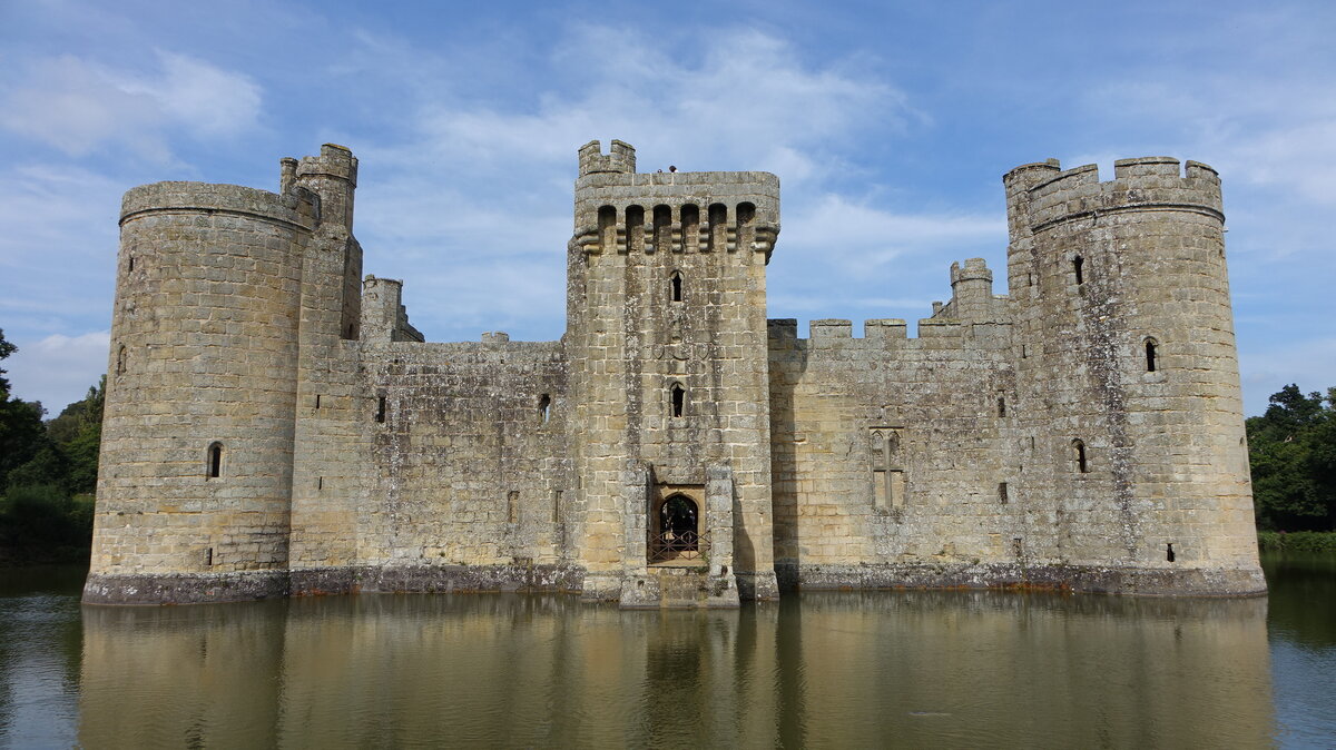 Bodiam Castle, erbaut von 1385 bis 1392, East Sussex (03.09.2023)