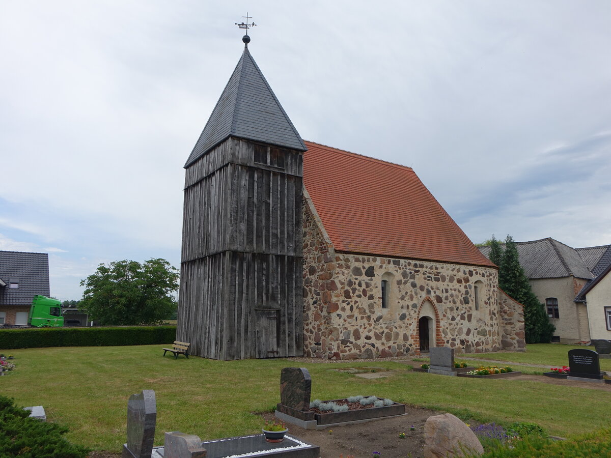 B�ddenstedt, evangelische St. Stephan Kirche, sp�tgotische Feldsteinkirche (20.06.2026)