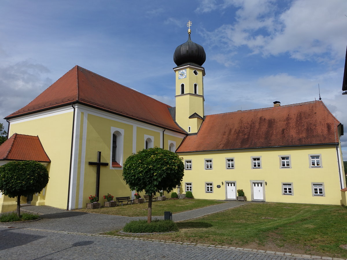 Bhmischbruck, kath. Pfarrkirche Maria Himmelfahrt, Langhaus mit einem eingezogenen Chor, erbaut von 1730 bis 1740 (04.06.2017)