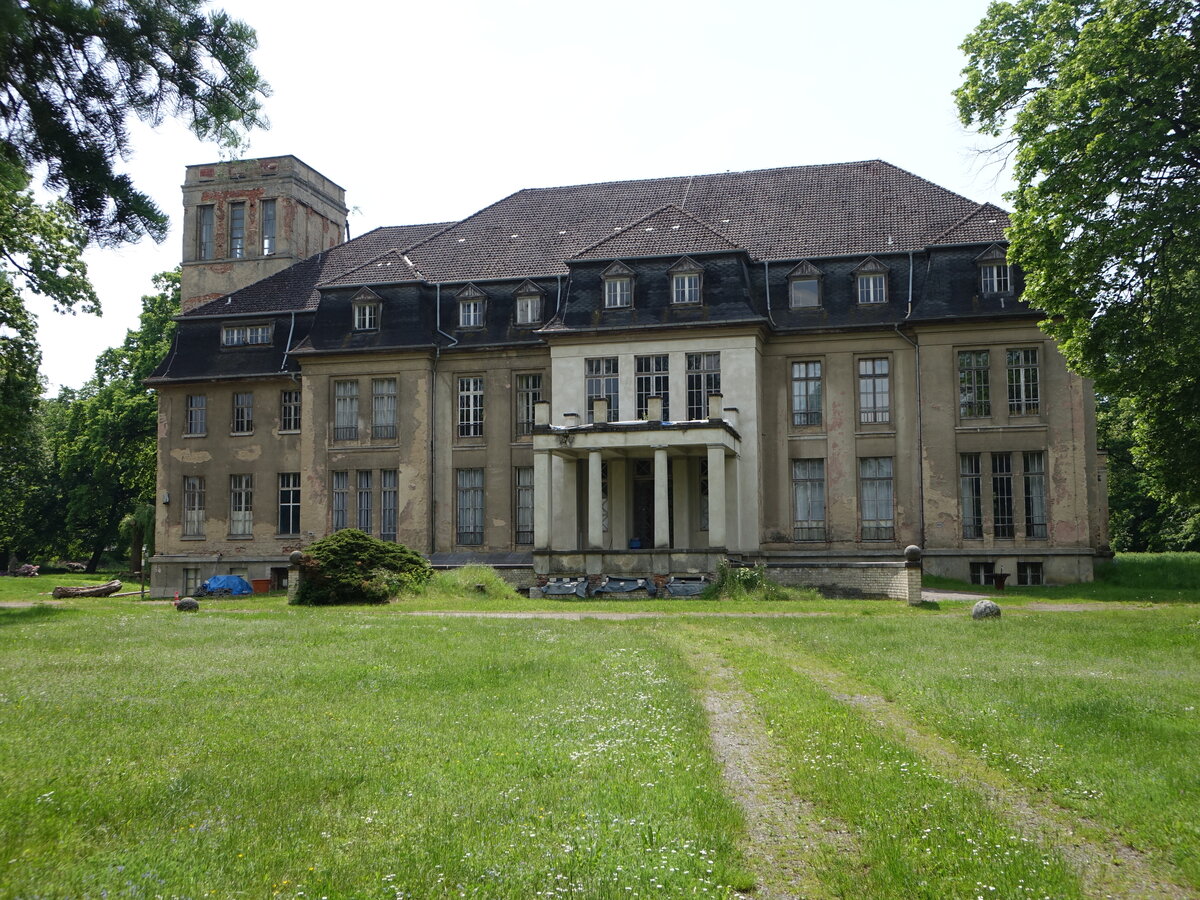 B�rnicke, Schloss, erbaut Mitte des 19. Jahrhunderts im klassizistischen Stil (24.05.2026)