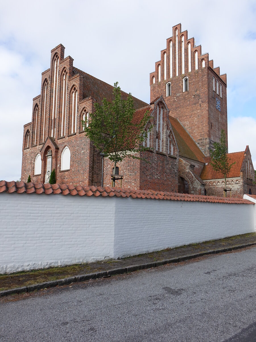 Boeslunde, evangelische Kirche aus Backsteinen, erbaut um 1300, Kirchturm sptgotisch (17.07.2021)