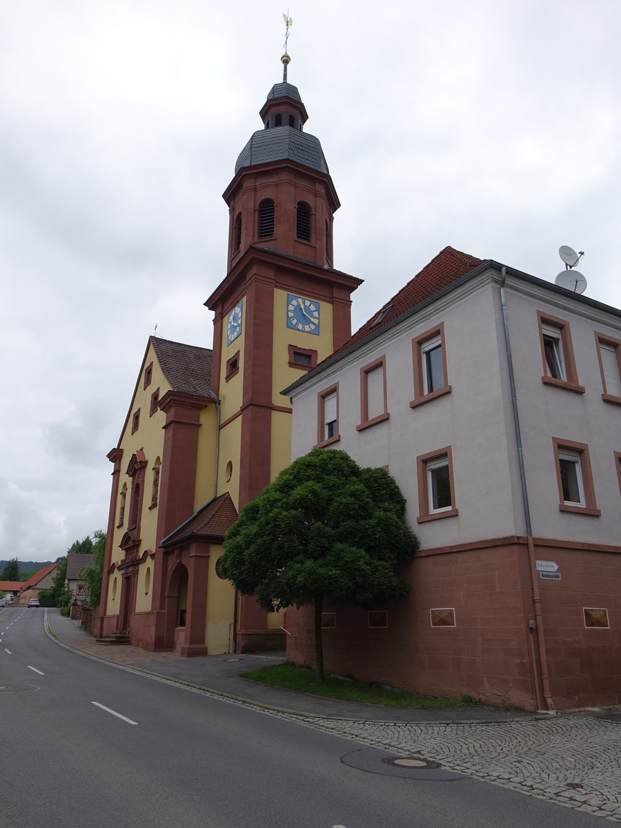 Bttigheim, Maria Himmelfahrt Kirche, Langhaus mit Satteldach und eingezogener Chor erbaut von 1701 bis 1704 von Christian Hermann, dreigeschossiger Turm mit oktogonalem Aufsatz und welscher Haube (15.06.2016)