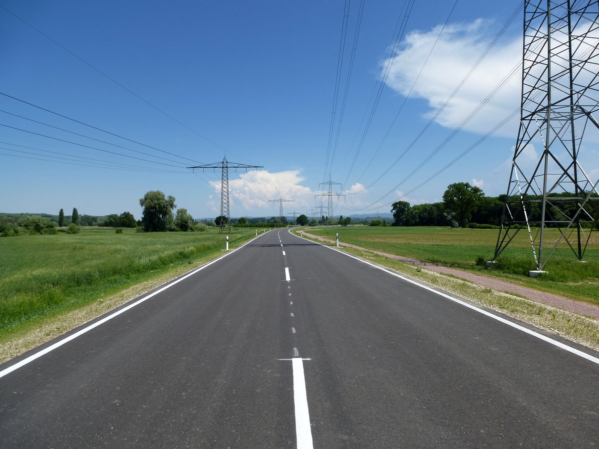 Btzingen am Kaiserstuhl, am Fototag noch nicht fr den Verkehr freigegebenes Teilstck der Umgehungsstrae L114, Mai 2017 