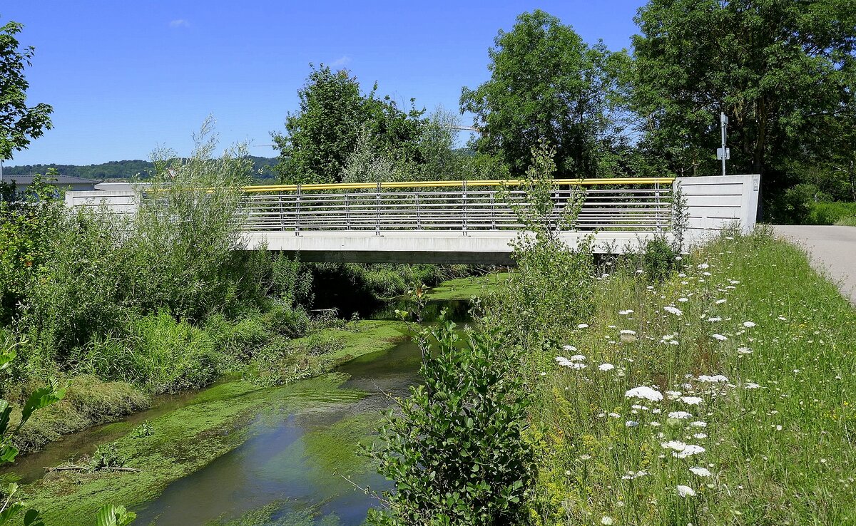 Btzingen am Kaiserstuhl, neue Rad-und Fuwegbrcke ber den Mhlbach, Juli 2022