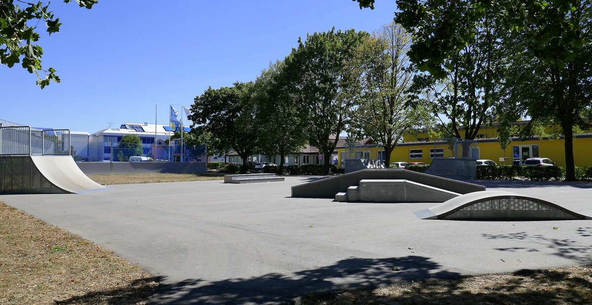 Btzingen am Kaiserstuhl, der Skateplatz fr Rollschuh-und Skateboardfahrer, Aug.2022