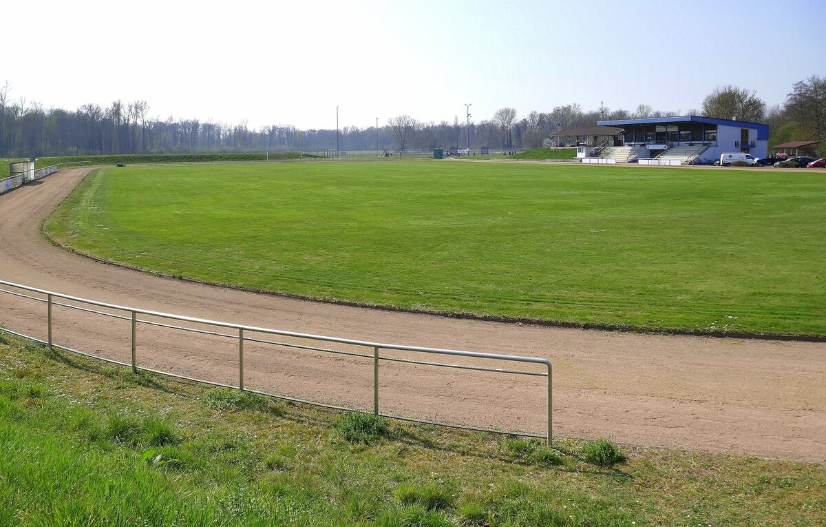 Btzingen am Kaiserstuhl, das Sportstadion am Ortsrand, Mrz 2022