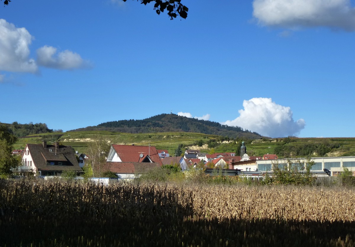 Btzingen, Blick ber den Weinort am stlichen Kaiserstuhl zur 520m hohen Eichelspitze, Okt.2013 