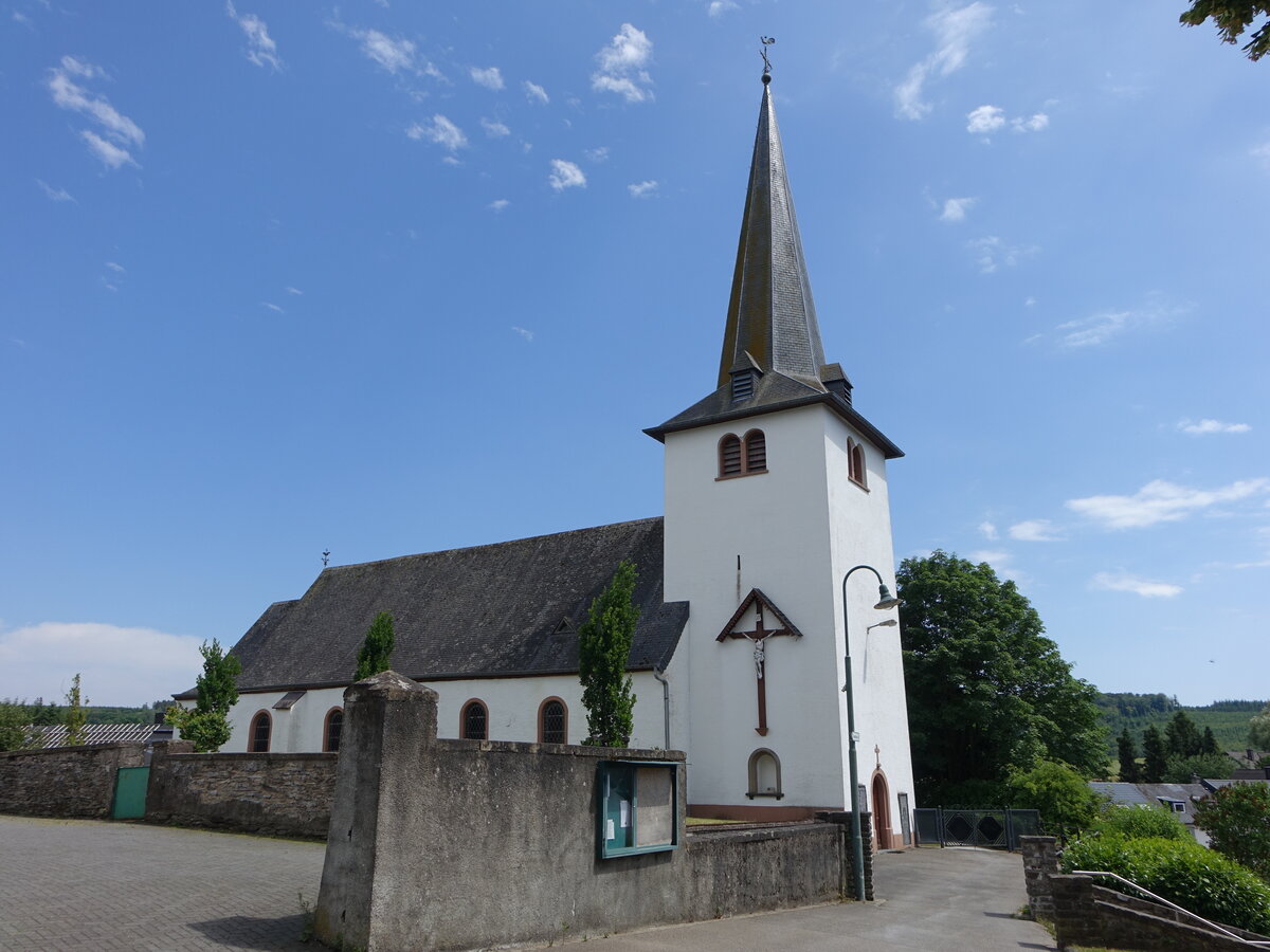 Boevange, Pfarrkirche Saint-Martin in der Strae Om Bungert (21.06.2022)