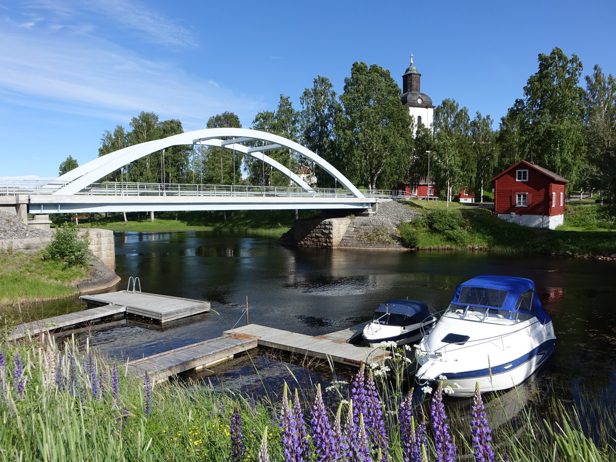 Bogenbrcke an der Ev. Kirche von Jrvs, Kirche von 1838 (20.06.2017)