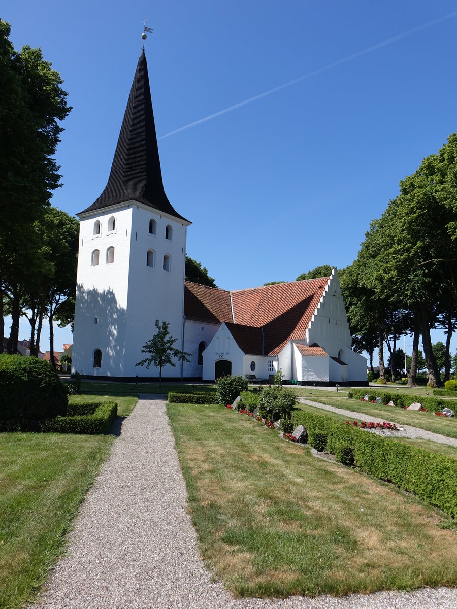 Bogense, Ev. St. Nikolai Kirche, erbaut von 1450 bis 1500, Kirchturm von 1450 (06.06.2018)