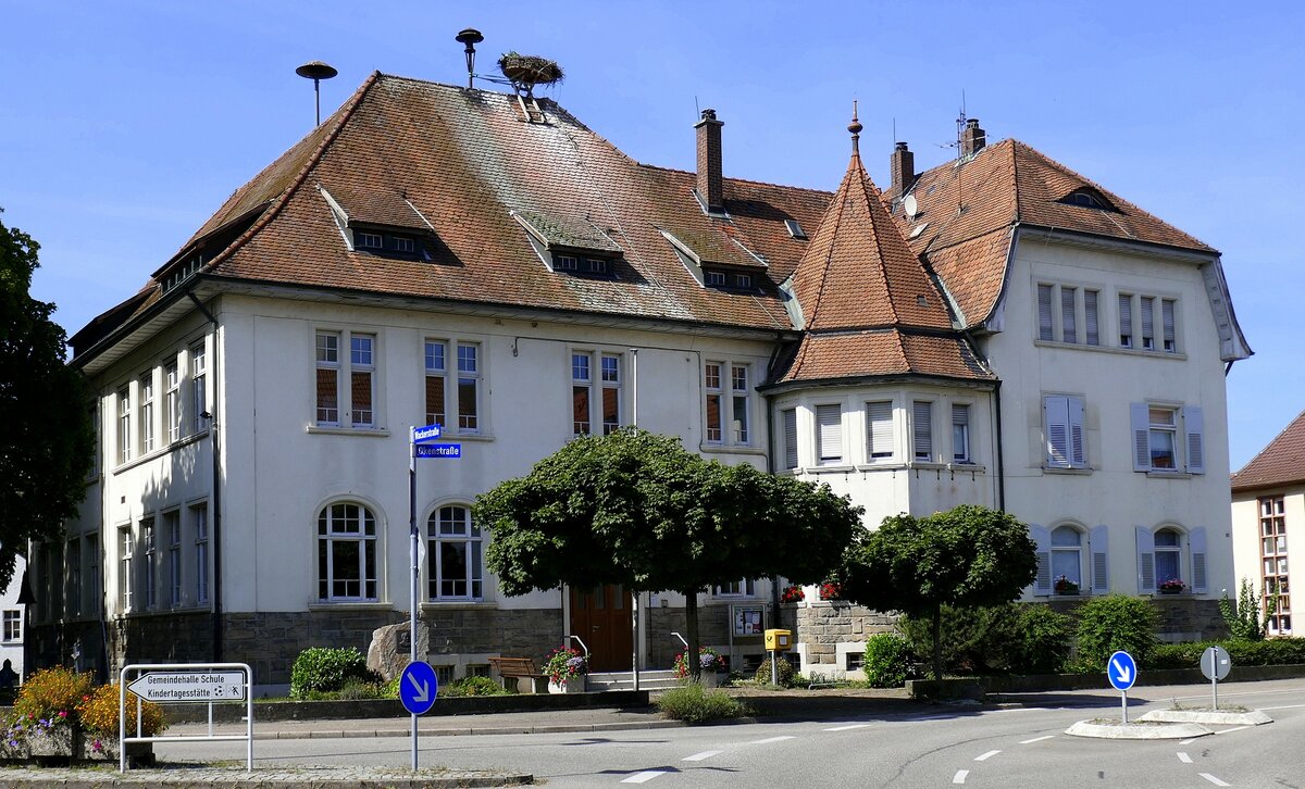 Bohlsbach, das 1913-14 erbaute Rathaus, die Gemeinde mit ca. 2500 Einwohnern ist seit 1975 ein Stadteil von Offenburg, Sept.2021