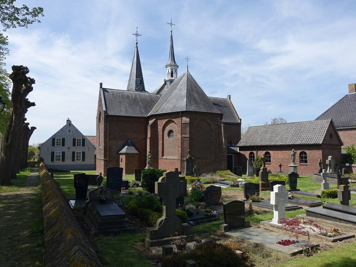 Bokhoven, kath. Kirche St. Antonius, Kirchturm 15. Jahrhundert, Kirchenschiff erbaut 1498 (06.05.2016)