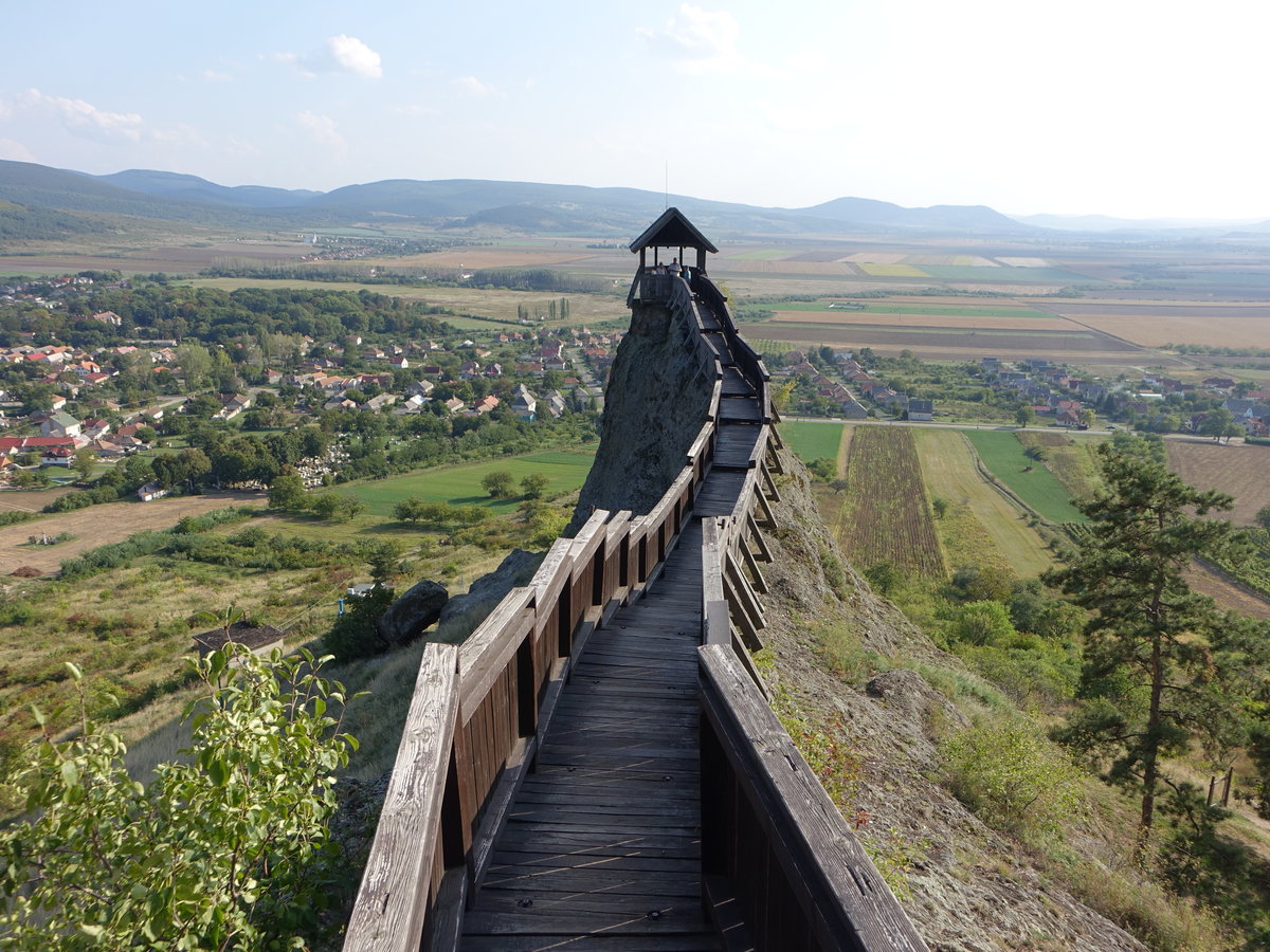 Boldogkővralja, Wehrgang auf dem Felsengrat in der Burg Boldogko, erbaut im 16. Jahrhundert (06.09.2018)