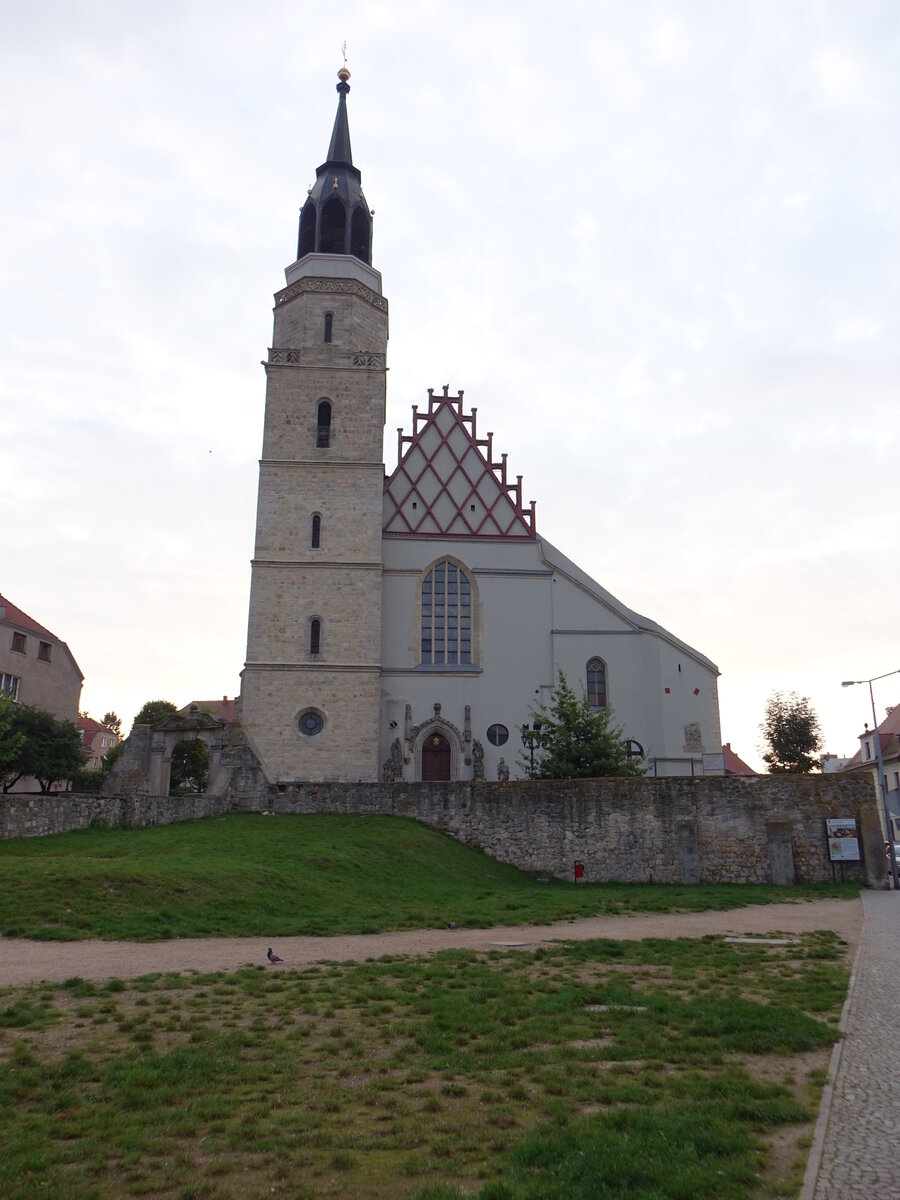 Boleslawiec / Bunzlau, Stadtpfarrkirche Maria Himmelfahrt, erbaut von 1482 bis 1493, neugotischer Turmhelm von 1928 (11.09.2021)