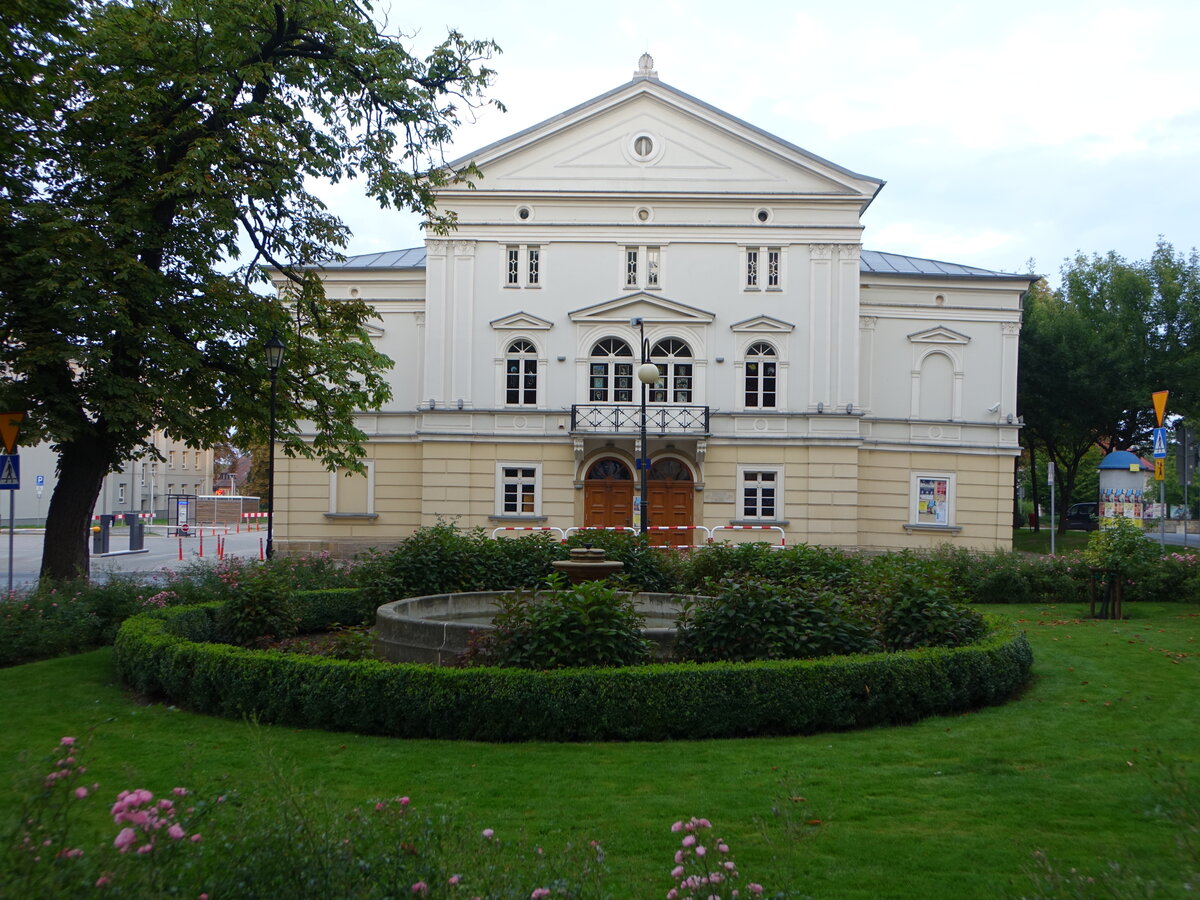 Boleslawiec / Bunzlau, Stadttheater und Springbrunnen von 1857 (11.09.2021)