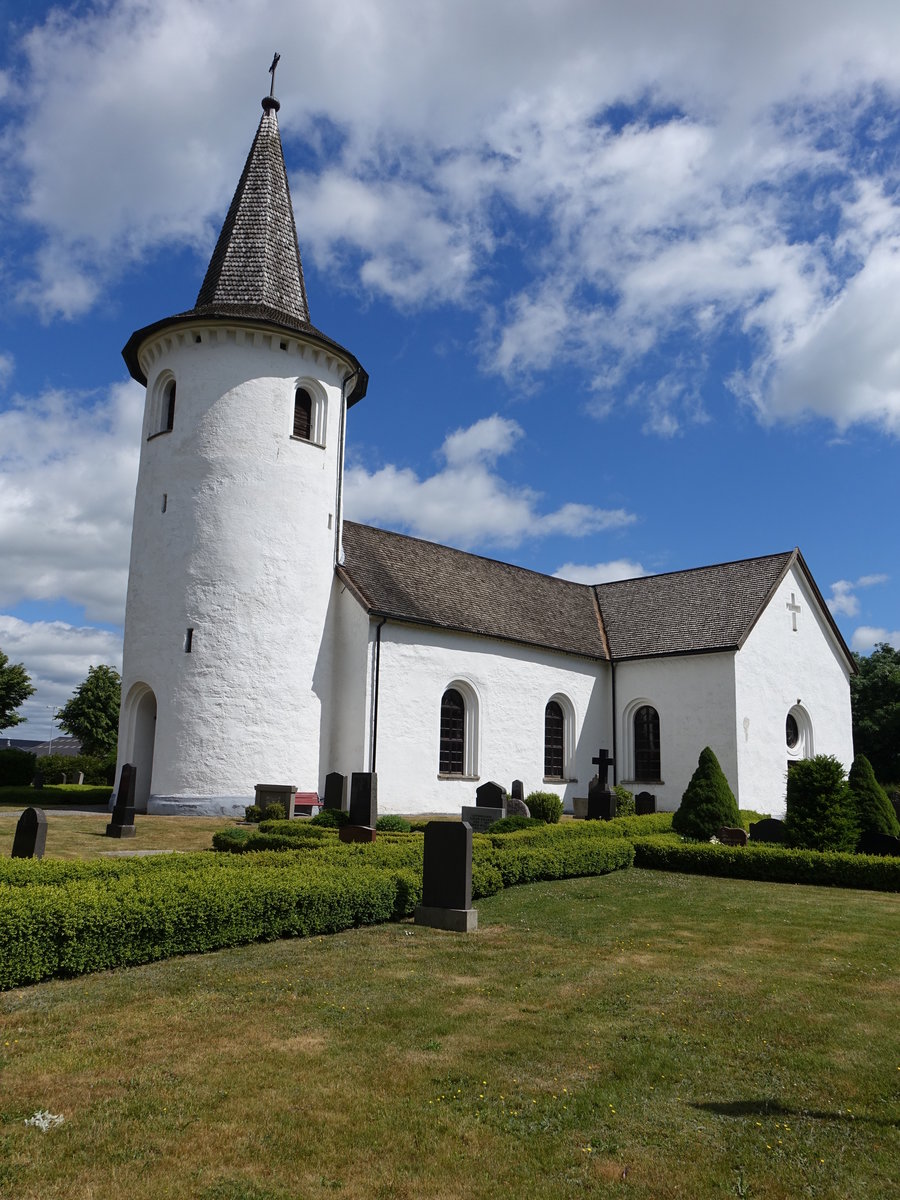 Bollerup, Ev. Kirche, erbaut im 11. Jahrhundert mit rundem Westturm, gebaut aus behauenen Kalkstein (11.06.2016)