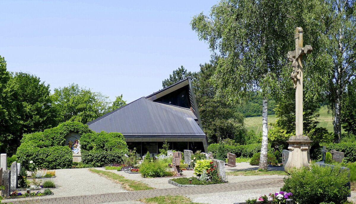 Bollschweil im Markgrflerland, Blick ber den Friedhof mit der Einsegnungshalle und dem Christuskreuz, Juni 2023