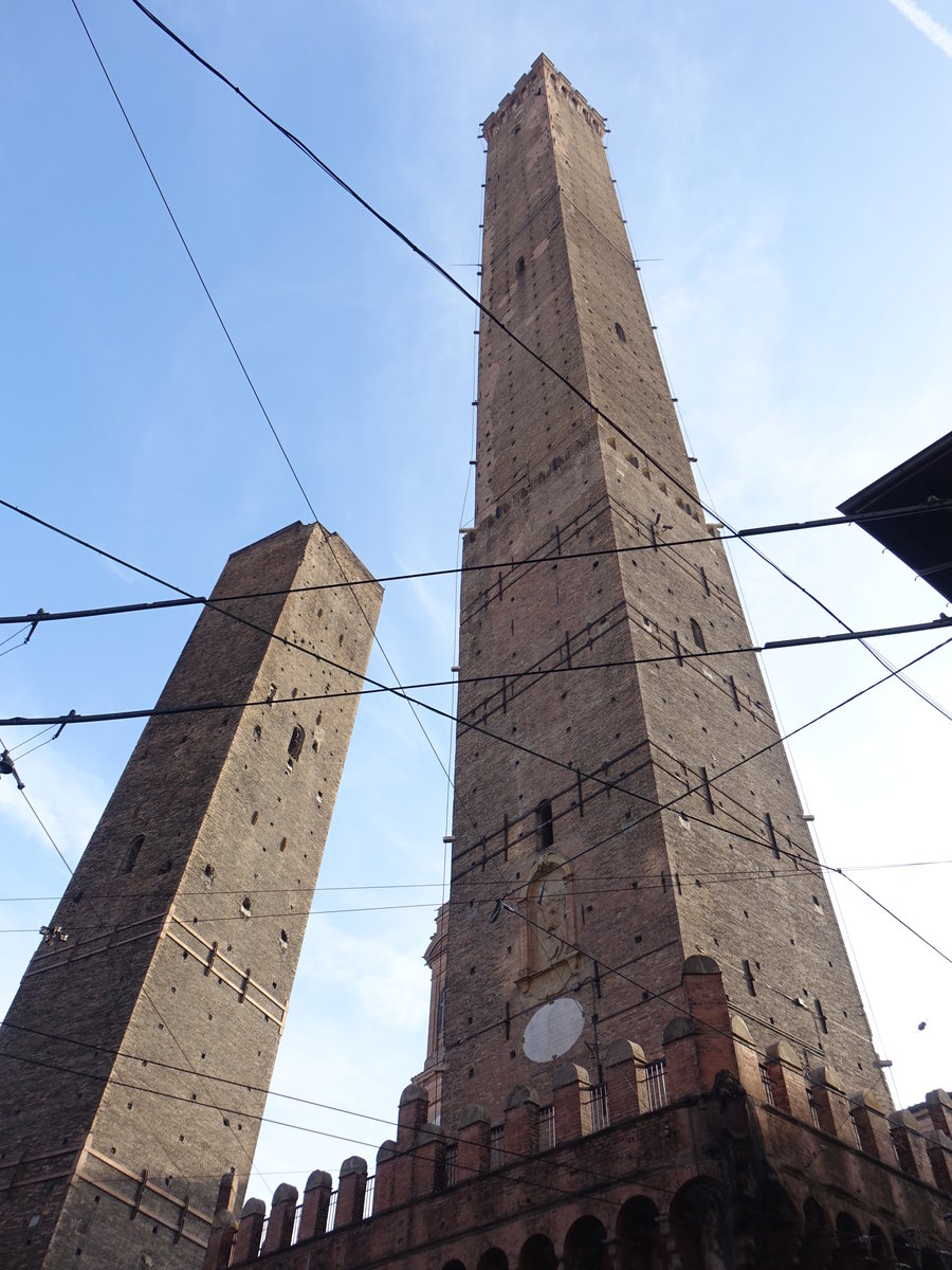 Bologna, Torre degli Asinelli, erbaut vo 1109 bis 1119 und Torre Garisenda (31.10.2017)