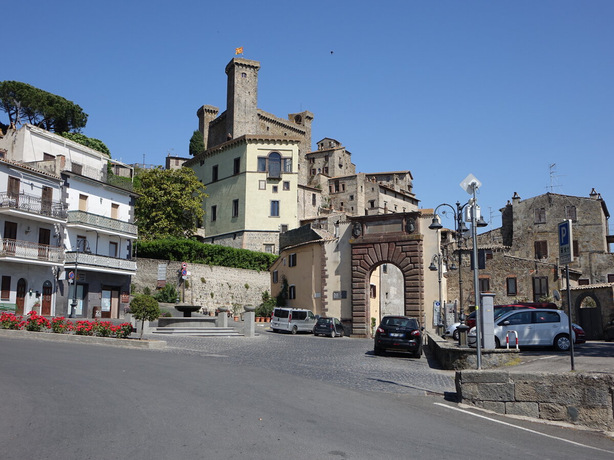 Bolsena, westliches Stadttor und Rocca an der Piazzale San Giovanni (21.05.2022)