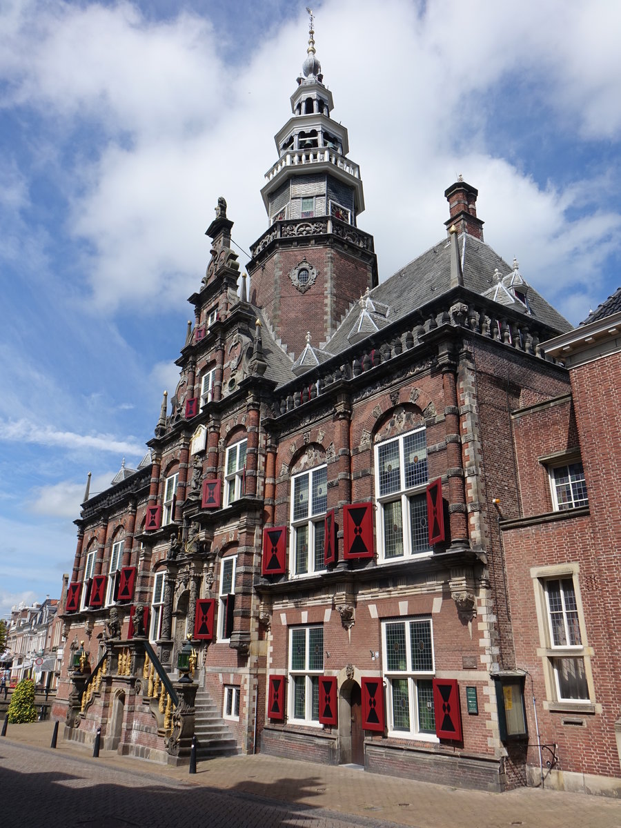 Bolsward, Stadhuis, erbaut von 1613 bis 1617, Barockgiebel und Rokoko Freitreppe von 1768 (26.07.2017)