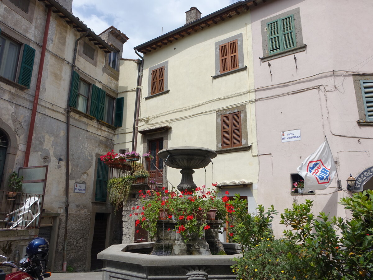 Bomarzo, Brunnen und Huser an der Piazza dell Repubblica (24.05.2022)