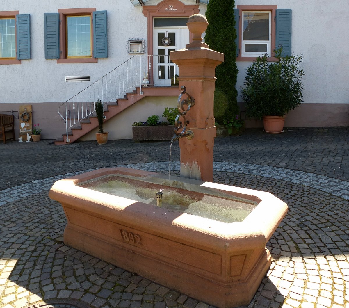 Bombach, Brunnen von 1892 auf dem neugestalteten Rathausplatz, April 2017