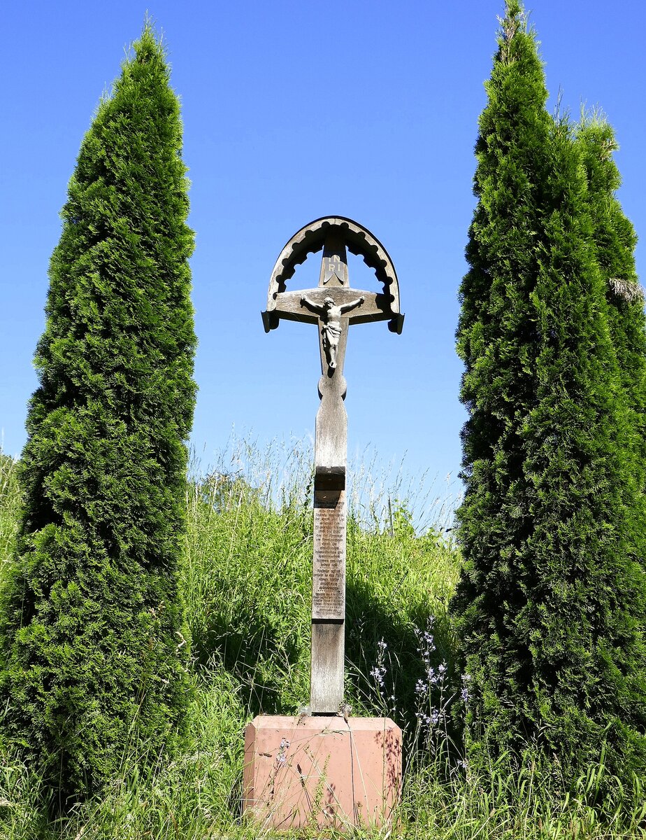 Bombach, Gedenkkreuz  Enderles Grab , der Eremit Enderle hat den Ort Bombach vor der Zerstrung im 30-jhrigen Krieg bewahrt und hat mit seinem Tod dafr bezahlt, Juni 2023