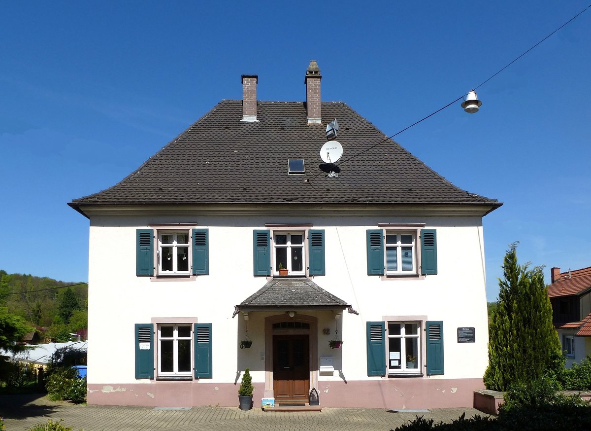 Bombach, das Pfarrhaus von 1791, unmittelbar neben der Kirche St.Sebastian, April 2017