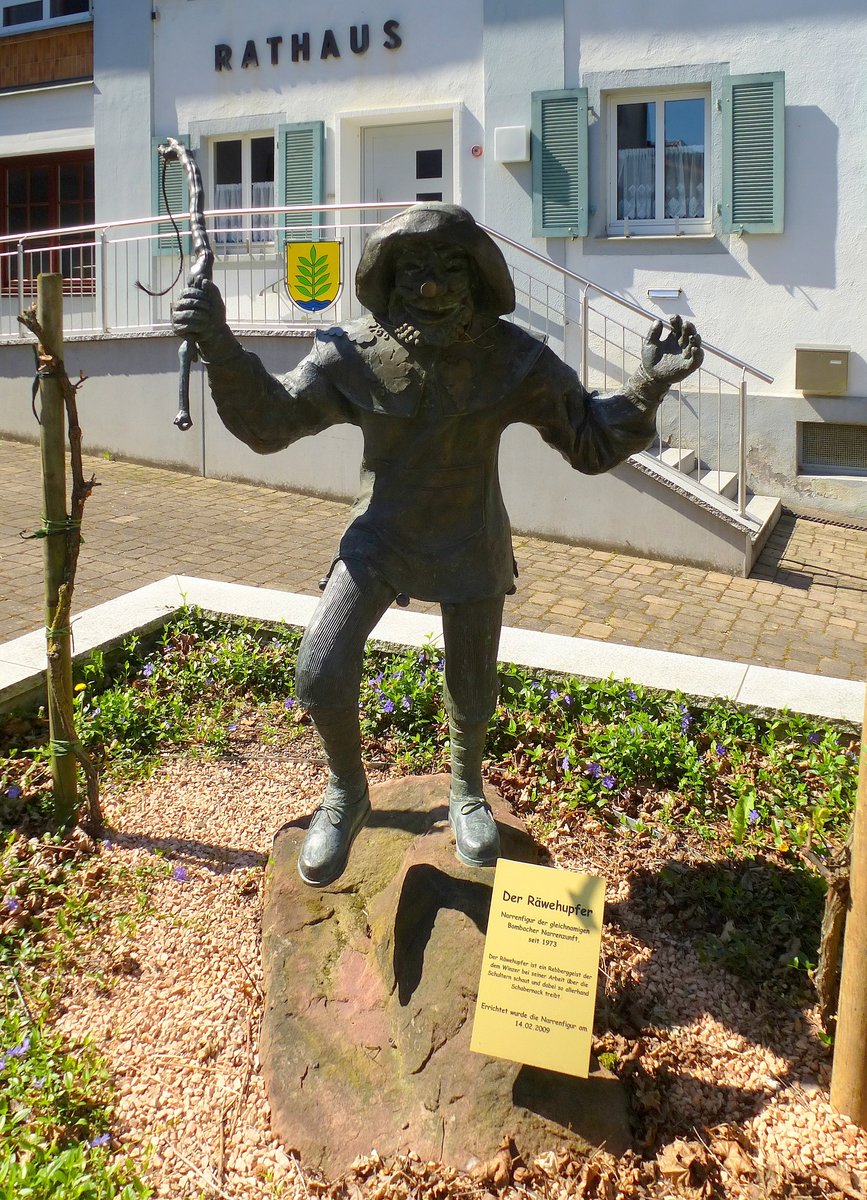 Bombach, der  Rwehupfer  (Rebenhpfer), Narrenfigur der gleichnamigen Narrenzunft, aufgestellt 2009 vor dem Rathaus, April 2017