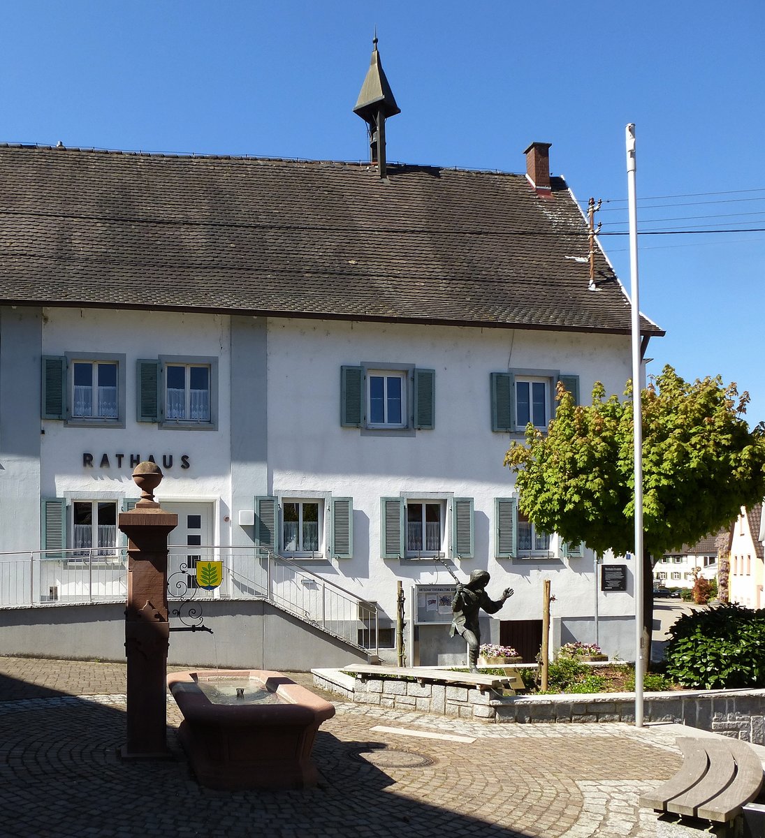 Bombach, das Rathaus der ca. 650 einwohner zhlenden Gemeinde, 1958 erfolgte ein Um -und Anbau, April 2017