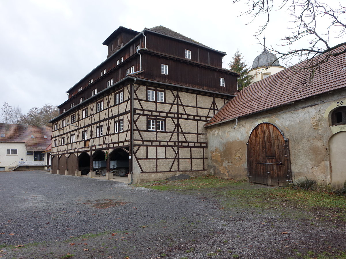 Bonfeld, Wirtschaftsgebude aus Fachwerk am oberen Schloss (23.12.2018)