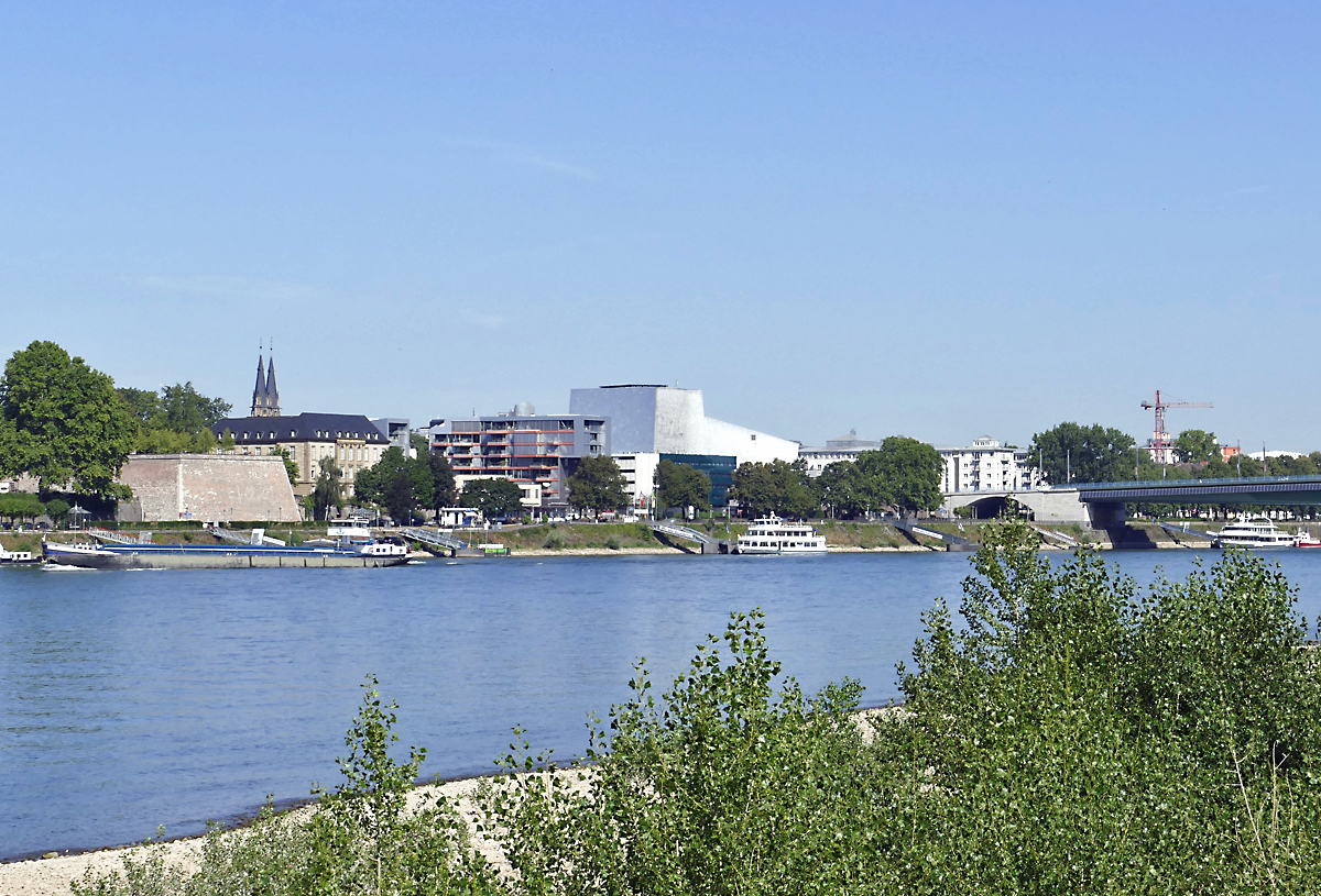 Bonn am Rhein, von links nach rechts; Alter Zoll (Mauerwerk hinter dem Frachtschiff), Theater Bonn (Betonklotz in der Mitte) und die Kennedybrcke - 23.07.2019