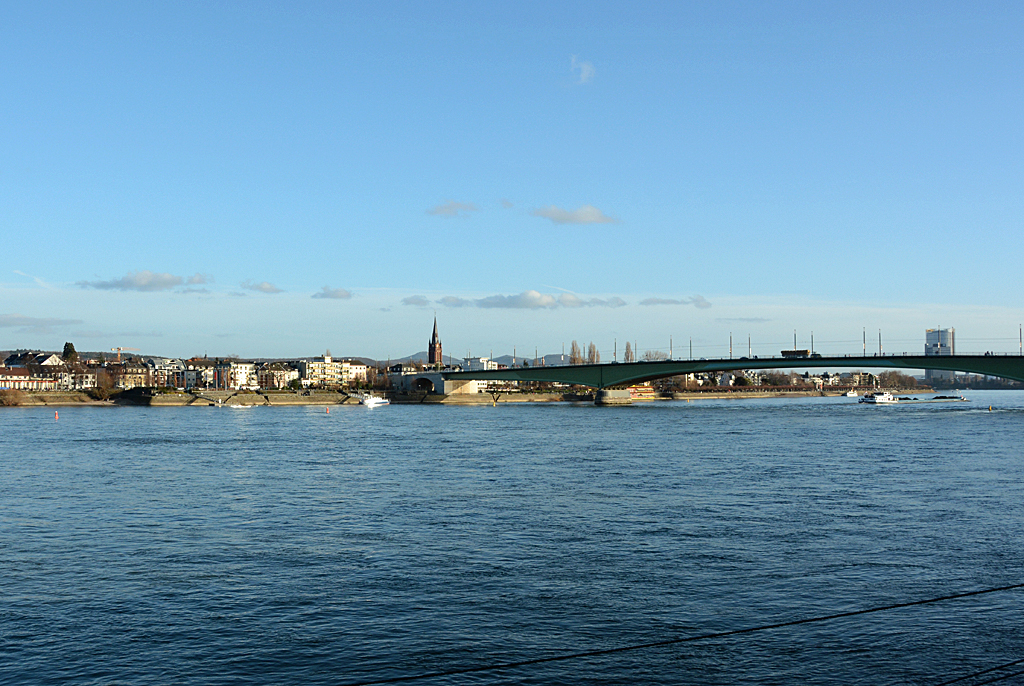 Bonn-Beuel mit Kirche und die Kennedybrcke von Bonn nach Beuel - 02.02.2014