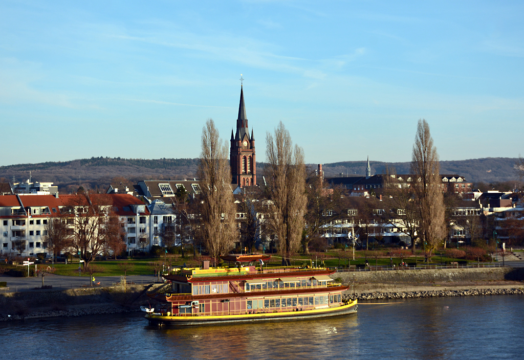 Bonn-Beuel mit der St. Josef-Kirche und am Rheinufer die  Ocean-Paradise  (schwimmendes China-Restaurant) im Abendlicht - 10.12.2015