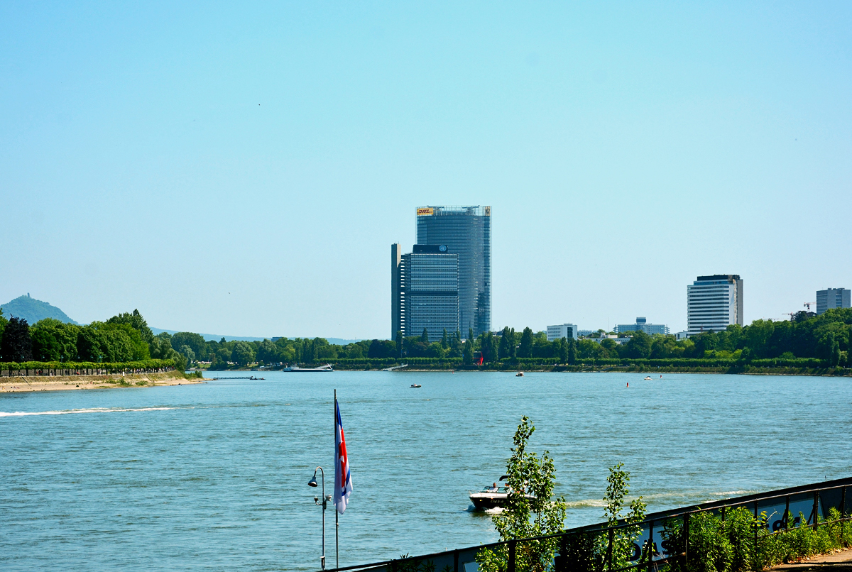 Bonn - Blick vom Brassertufer in Richtung Sden mit dem Posttower und davor dem UN-Brohaus. Links hinten, das Siebengebirge mit dem Turm vom Drachenfels erkennbar.
04.06.2015