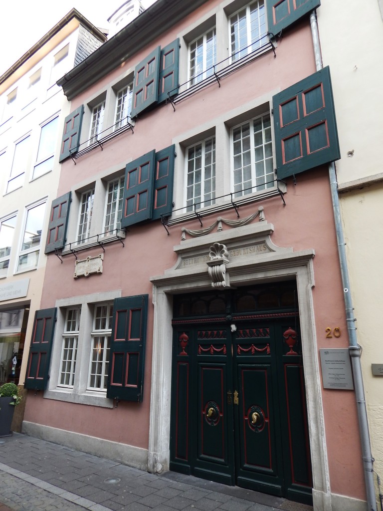 BONN-BONNGASSE 20,wohl die berhmteste Hausfront der ehemaligen Bundeshauptstadt.
In diesem Gebude erblickte das Musikgenie LUDWIG VAN BEETHOVEN (verm.)am
16.12.1770 das Licht der Welt,und das direkt anschlieende Beethoven-Museum ist
Treffpunkt fr Beethoven-Fans aus aller Welt,hier am 10.3.2015