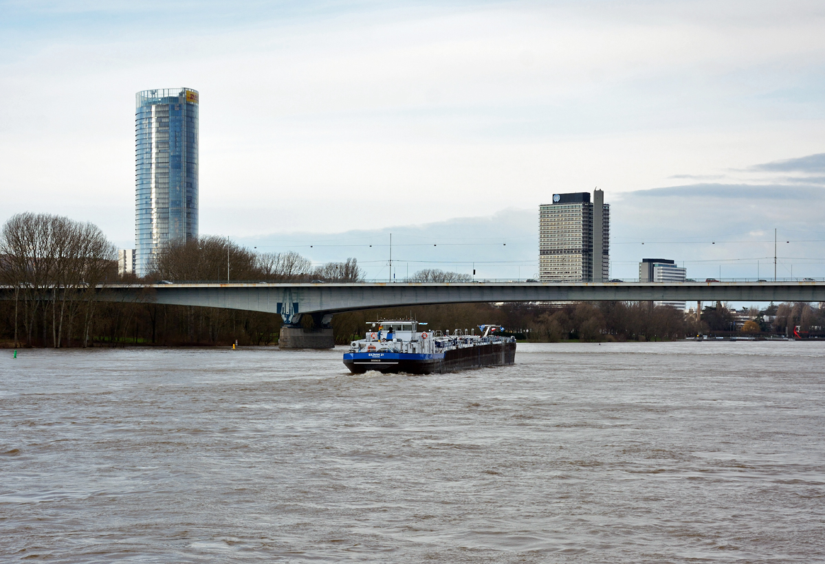 Bonn - Konrad-Adenauer-Brcke, Posttower (links) und UN-Hochhaus (Langer Eugen) - 13.01.2015