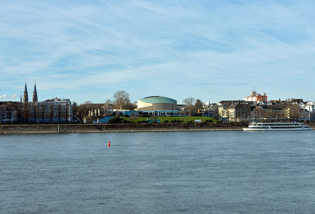 Bonn - linkes Rheinufer mit links Stiftskirche und mittig Beethovenhalle - 16.12.2013