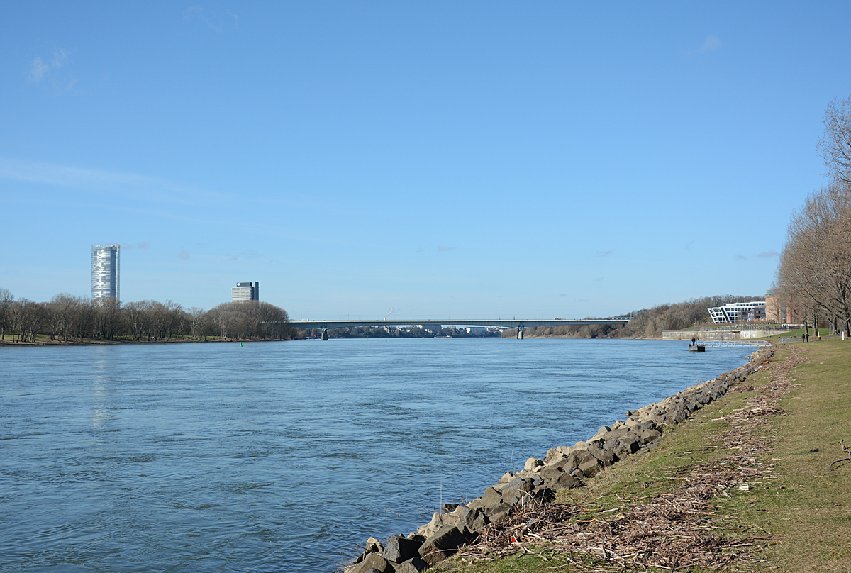 Bonn mit, von links nach rechts, Telekom-Tower, UN-Gebude Langer Eugen, Konrad-Adenauer-Brcke und Bonner Bogen - 12.0.2014