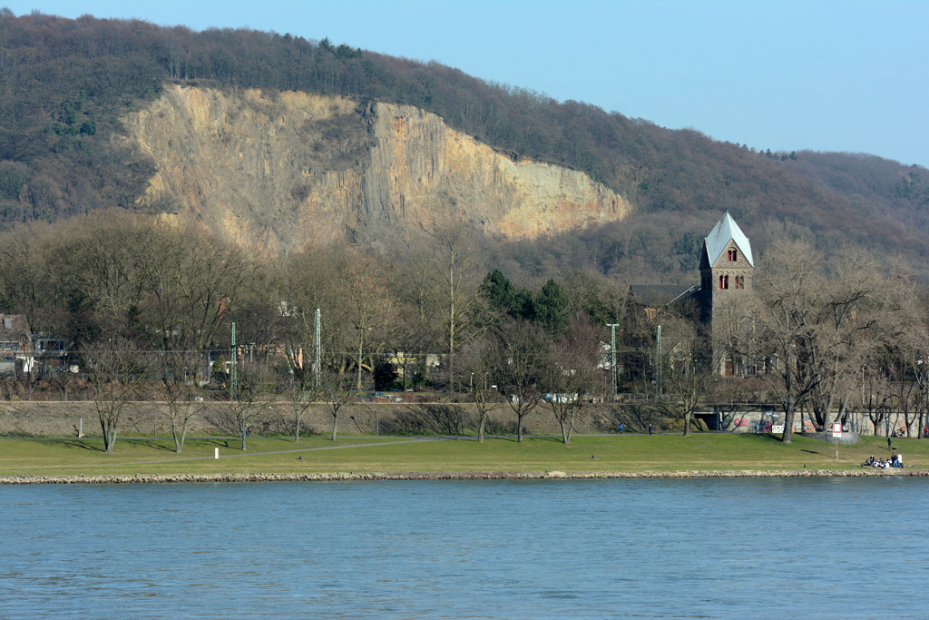 Bonn-Oberkassel, St. Cäcilia-Kirche, im Hintergrund der Basaltfelsen der Rabenlay - 14.03.2016