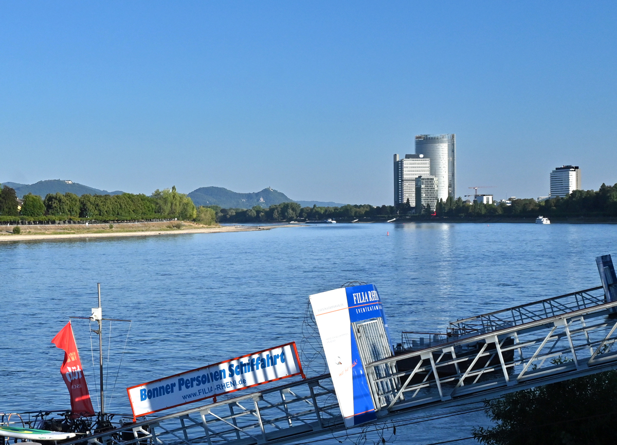 Bonn - Posttower, UN-Hochhaus,  Vater Rhein  und im Hintergrund das Siebengebirge - 13.08.2022