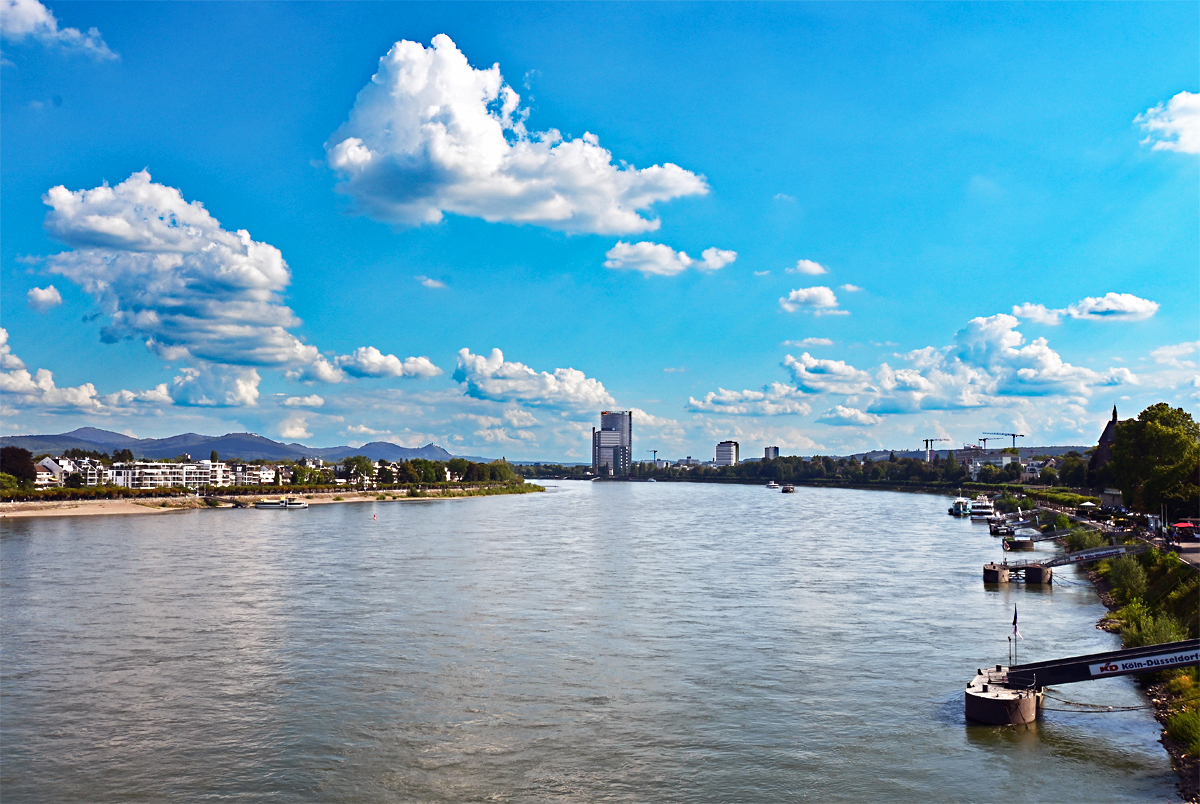 Bonn - rechts das Brassertufer, auf der anderen Rheinseite Bonn-Beuel. Hinten links das Siebengebirge und rechts das ehemalige Regierungsviertel mit dem Posttower und dem ehemaligen Abgeordneten-Hochhaus  Langer Eugen . 02.09.2020