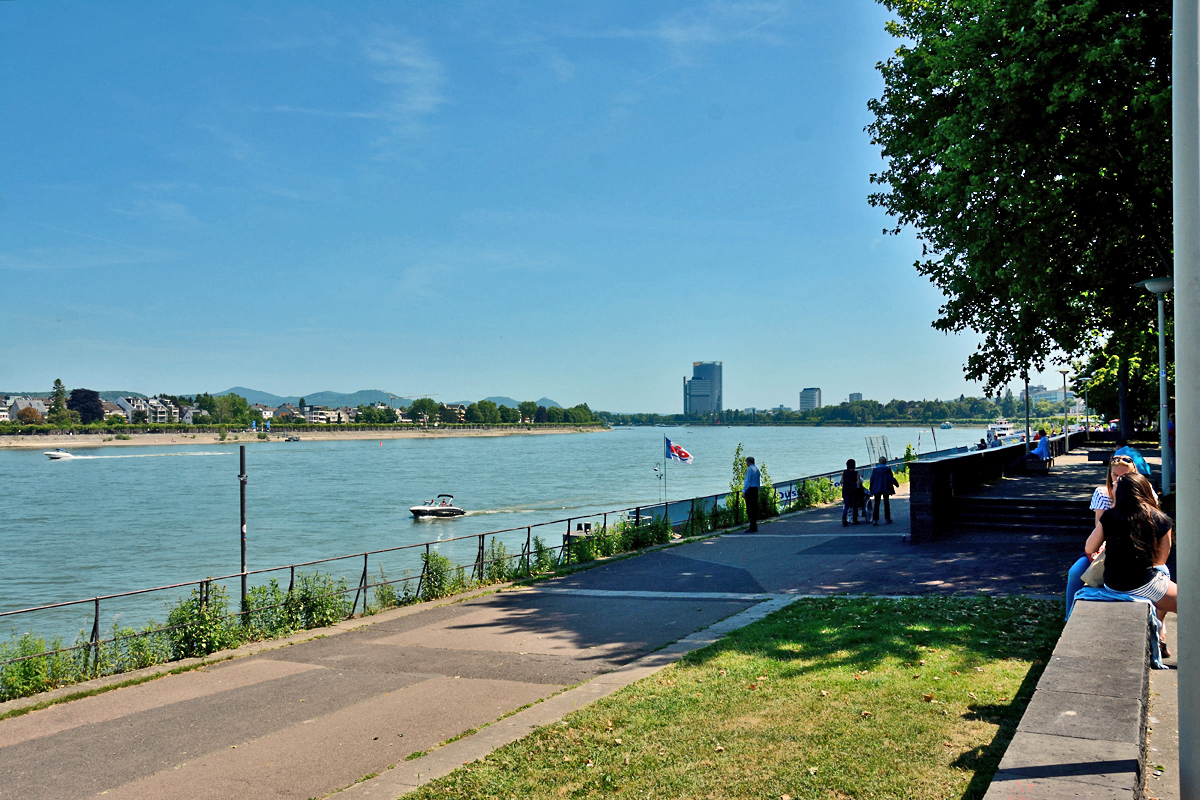 Bonn Rheinuferpromenade, gegenber Bonn-Beuel, im Hintergrund das Siebengebirge und der Posttower - 04.06.2015